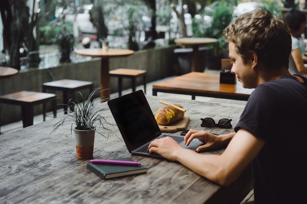 Panduan Memilih Laptop untuk Kerja & Bisnis