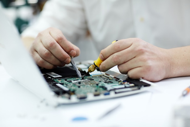 Kapan Harus Service vs Ganti Laptop Baru?